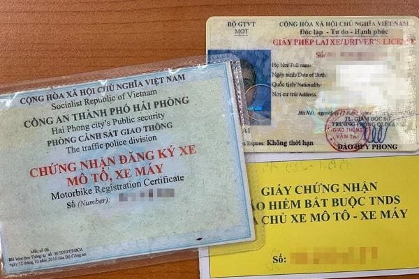 Hình ảnh giấy tờ xe ô tô thất lạc, biểu trưng cho nguy cơ mất cắp tài liệu quan trọng khi cho thuê xe.