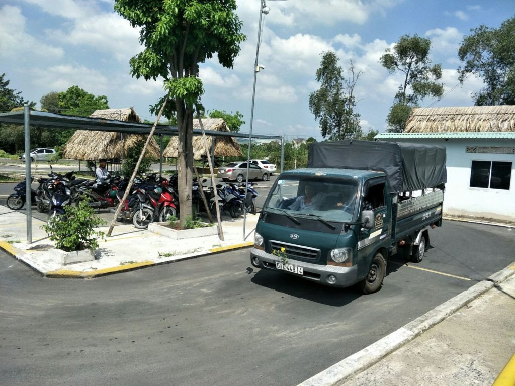 Hình ảnh minh họa người đang tập lái xe tải đúng kỹ thuật