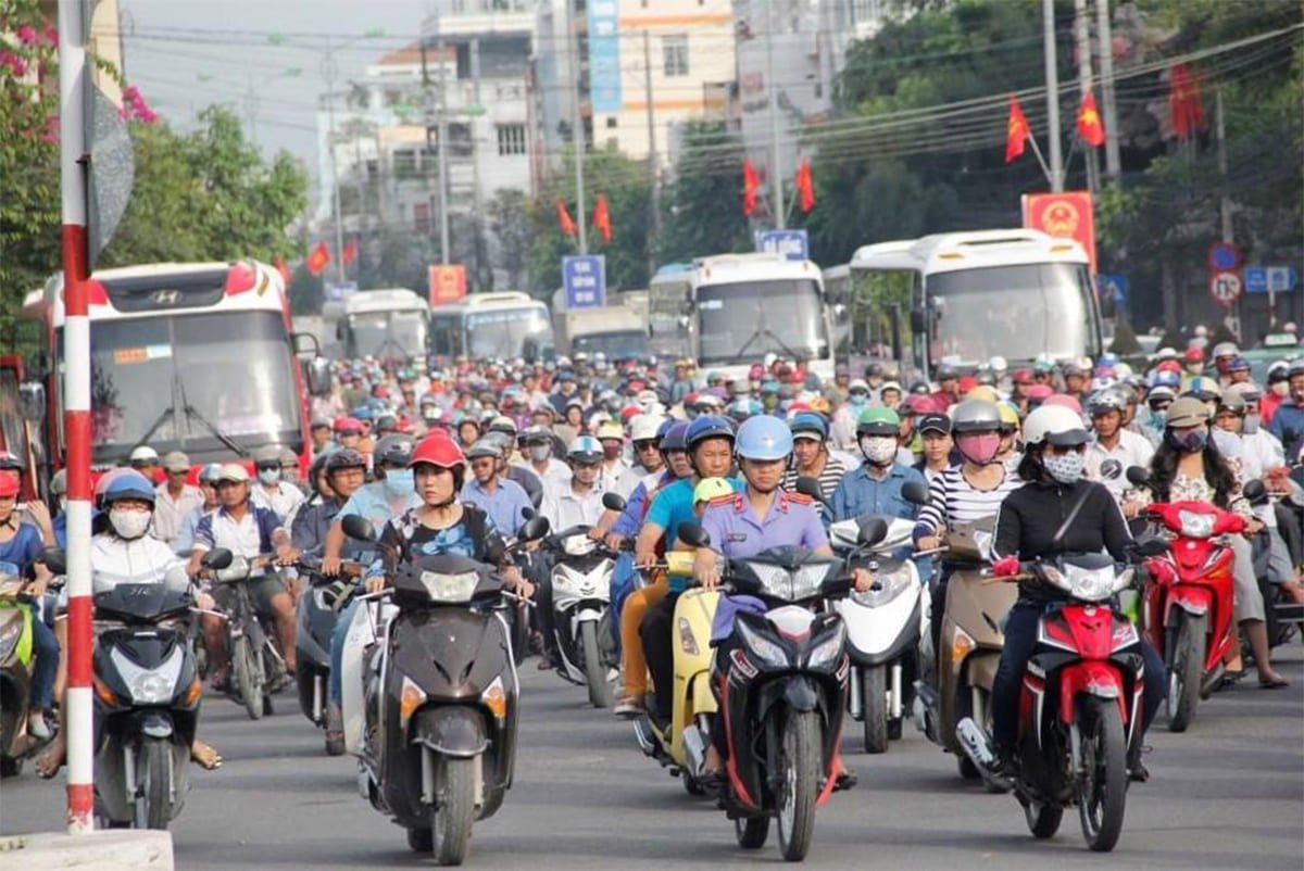 Hình ảnh một chiếc ô tô đang di chuyển trên đường, minh họa định nghĩa về xe cơ giới có động cơ.