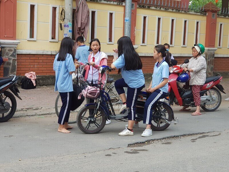 Hình ảnh một người điều khiển xe đạp điện trên đường phố