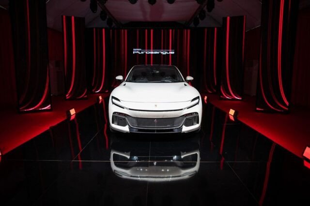 Hình ảnh ngoại thất Ferrari Purosangue 2025 màu đỏ, góc nhìn phía trước bên phải, nổi bật thiết kế đèn pha sắc nét và lưới tản nhiệt ấn tượng.