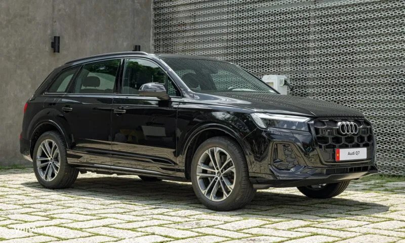Hình ảnh ngoại thất xe Audi Q7 2024 bản S Line màu xanh sang trọng