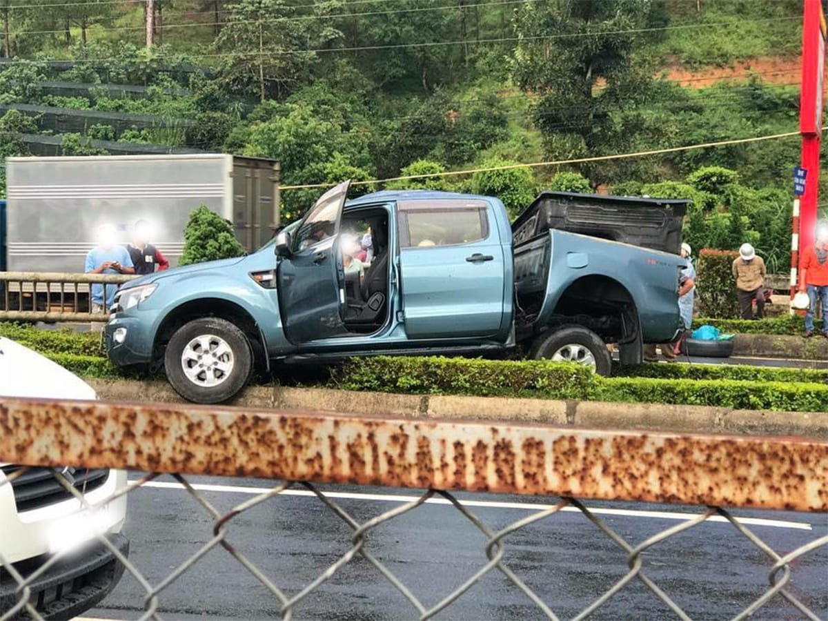 Hình ảnh người đàn ông đang xem xét hợp đồng bảo hiểm xe ô tô Ford Ranger trên máy tính bảng, tượng trưng cho việc bảo vệ tài sản.