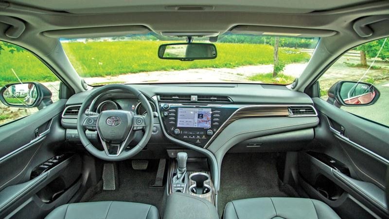 Hình ảnh nội thất sang trọng của Toyota Camry 2019 với ghế da và màn hình trung tâm