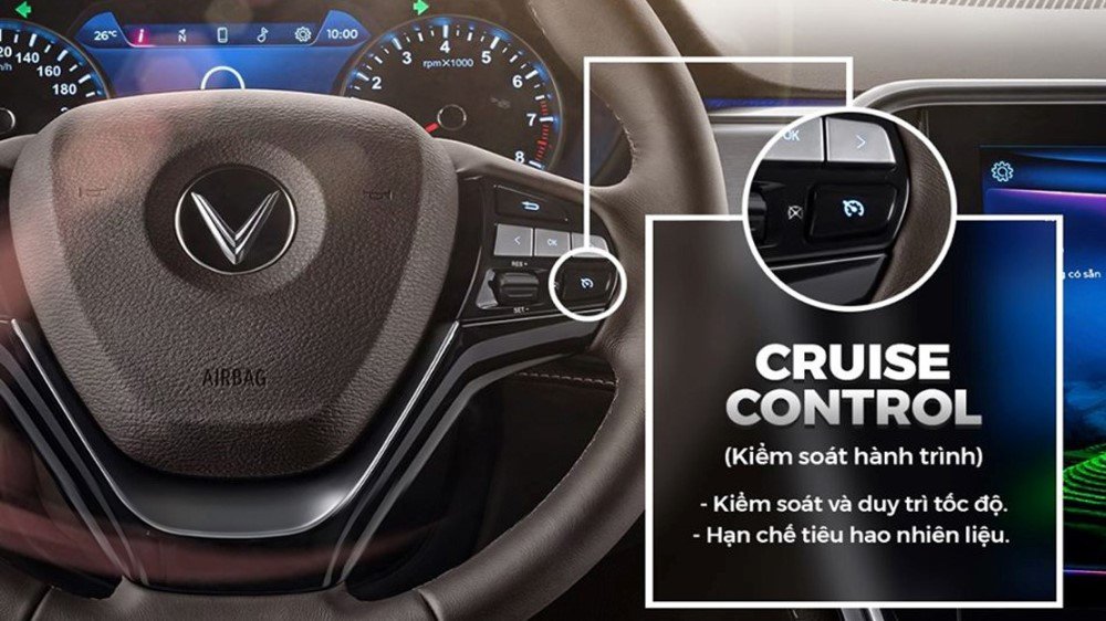 Hình ảnh nội thất xe ô tô với người lái thư giãn khi sử dụng Cruise Control.