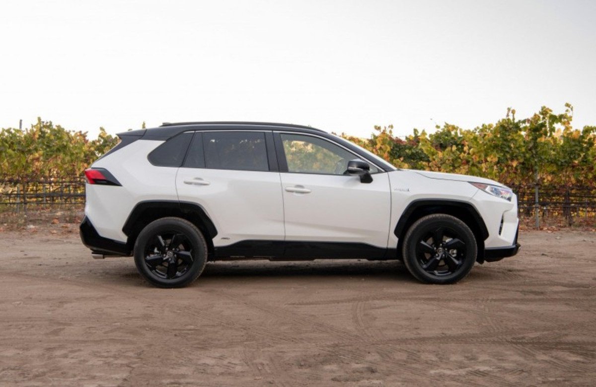 Hình ảnh thân xe Toyota Rav4 2021 nổi bật với đường gân dập nổi mạnh mẽ