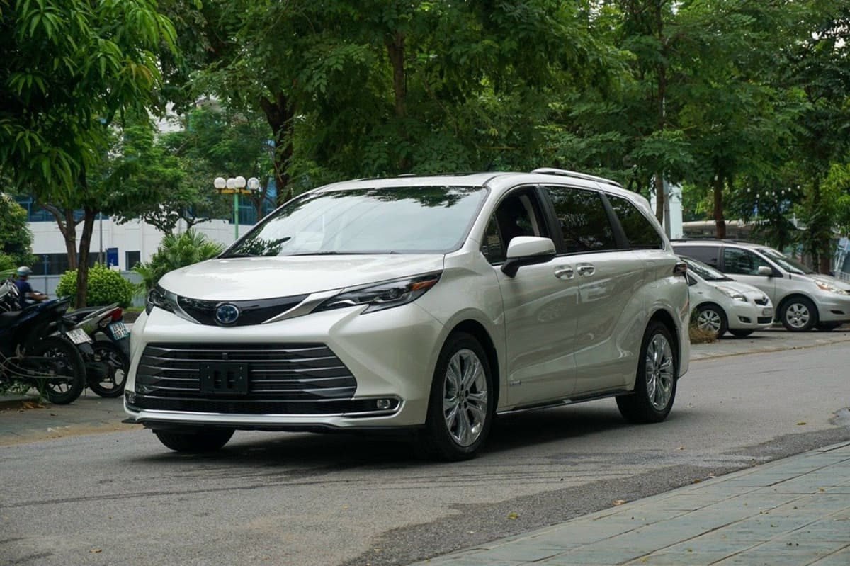 Hình ảnh tổng quan Toyota Sienna 2023 màu trắng đang di chuyển, nổi bật thiết kế sang trọng.