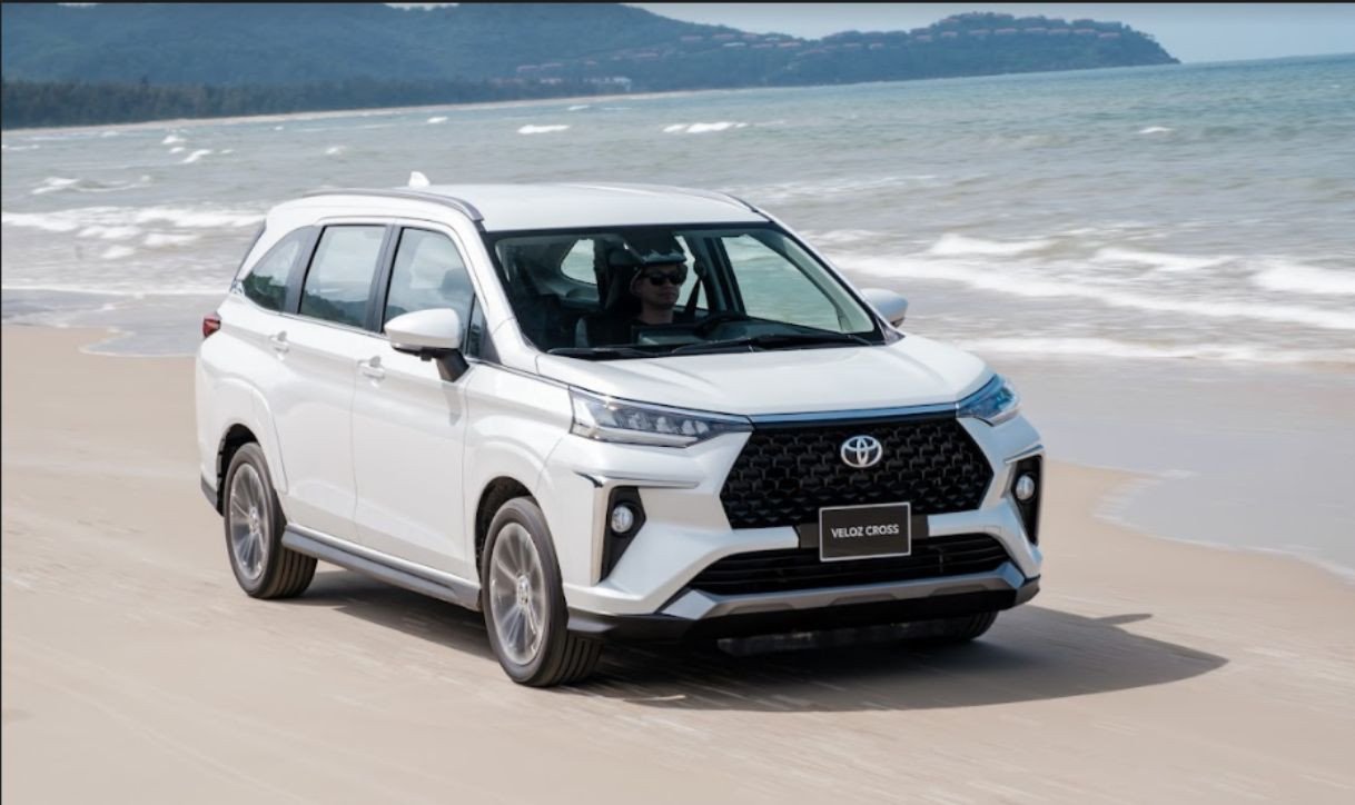 Hình ảnh tổng thể ngoại thất xe Toyota Veloz Cross 2022 màu trắng từ góc chéo phía trước, nổi bật đèn LED và lưới tản nhiệt cỡ lớn.