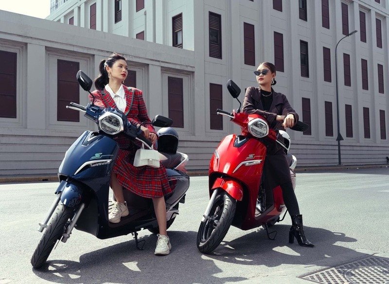 hình ảnh xe máy điện VinFast đang di chuyển trên đường phố đông đúc, thể hiện sự phổ biến và hiện đại