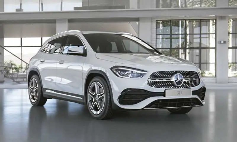 Hình ảnh xe Mercedes-Benz GLA SUV màu trắng, thiết kế năng động và hiện đại