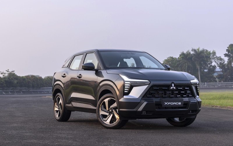 Hình ảnh xe Mitsubishi Xforce màu trắng đang di chuyển, mẫu SUV cỡ B dẫn đầu Top 10 ô tô bán chạy tháng 7/2024