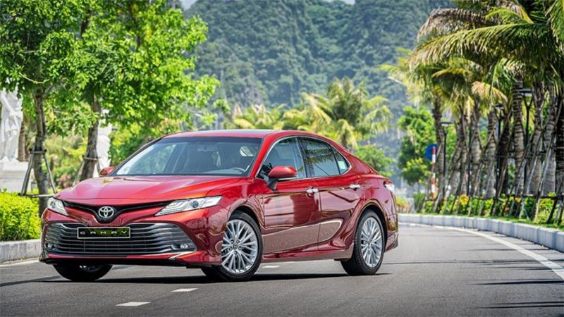 Hình ảnh xe Toyota Camry 2019 đang vận hành trên đường