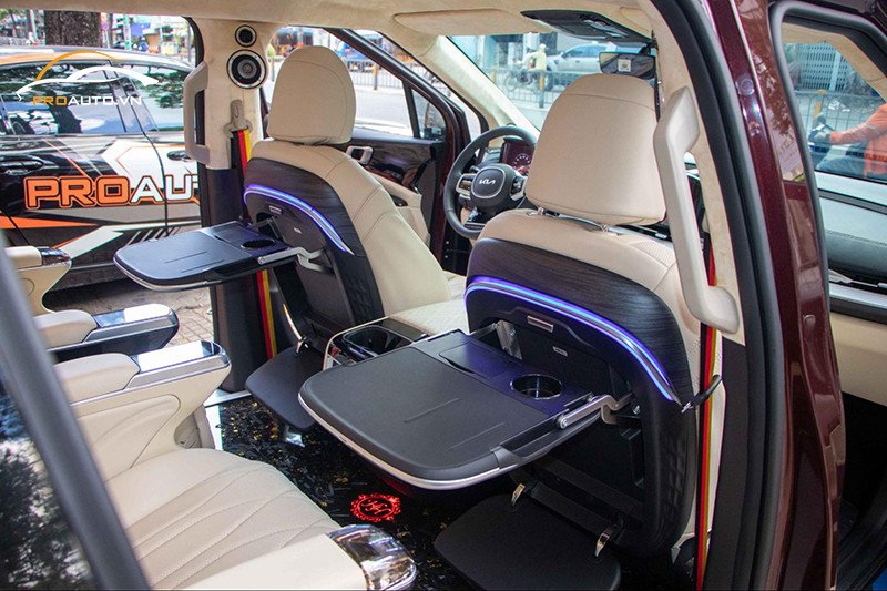 Hộc để ly tích hợp trên bàn làm việc Kia Carnival