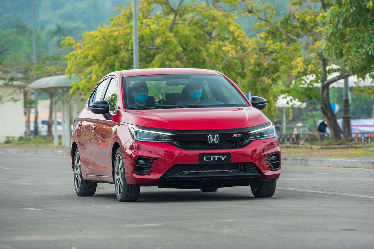 Honda City màu đen sang trọng đậu trên phố, một lựa chọn xe sedan hấp dẫn trong Top 10 tháng 7
