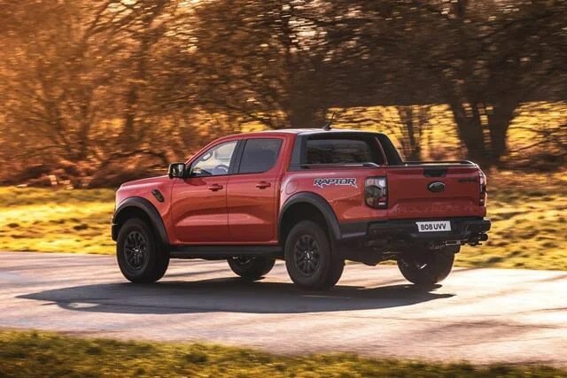 Hông xe Ford Ranger Raptor 2025 thể hiện sự cứng cáp và hầm hố