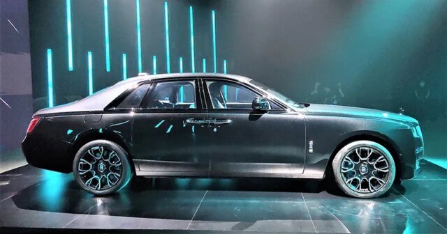 Hông xe Rolls-Royce Ghost Black Badge 2025 ấn tượng với bộ vành 21 inch thiết kế độc quyền.