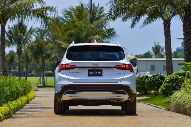 Hông xe SantaFe 2022 nổi bật với bộ mâm hợp kim thể thao