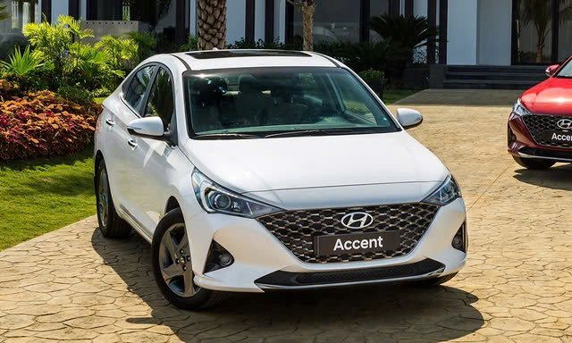 Hyundai Accent màu trắng bạc đậu trên đường, xe sedan cỡ B bán chạy hàng đầu tháng 7