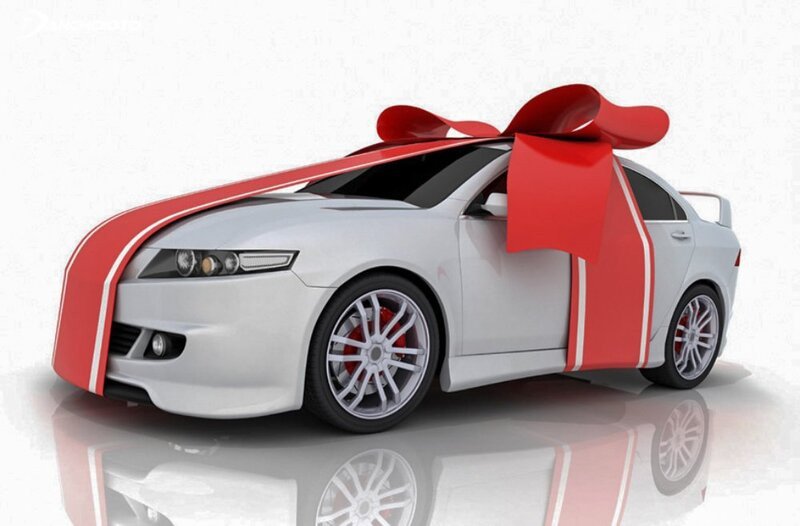 Khách hàng đang xem xét một mẫu xe ô tô tại showroom.