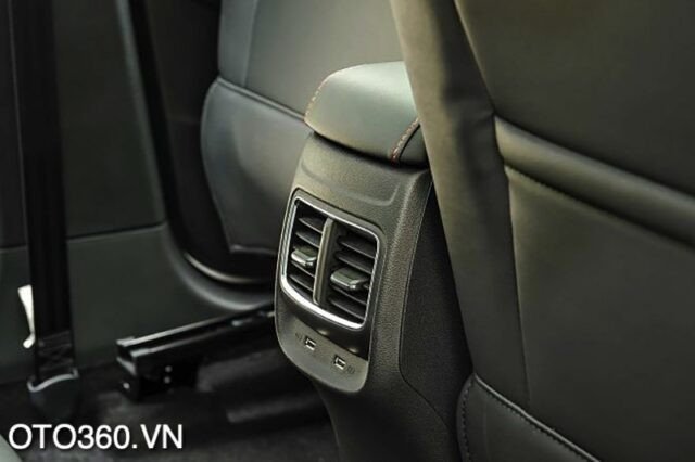 Khoang hành khách rộng rãi và cửa sổ trời toàn cảnh trên MG ZS 2020