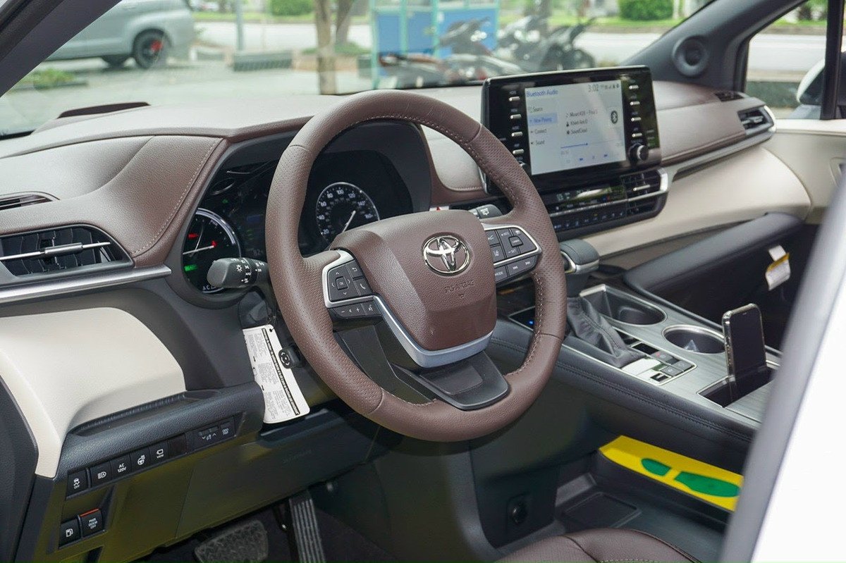 Khoang hành lý linh hoạt của Toyota Sienna 2023 khi gập hàng ghế thứ ba, tối ưu không gian chứa đồ cho gia đình.