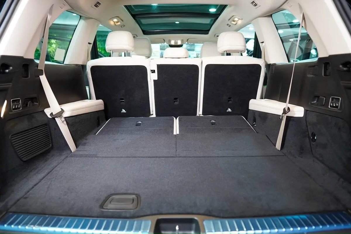 Khoang hành lý Mercedes GLS 450 khi gập ghế, minh họa dung tích chứa đồ lớn