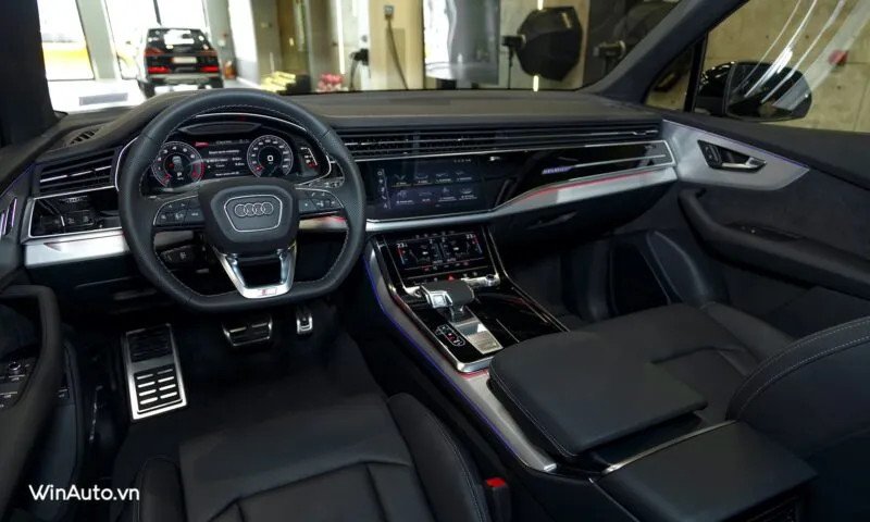 Khoang lái Audi Q7 2024 hiển thị ba màn hình kỹ thuật số hiện đại