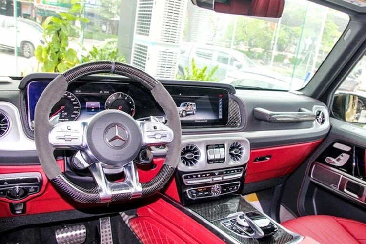 Khoang lái hiện đại của Mercedes-AMG G63 với màn hình kép