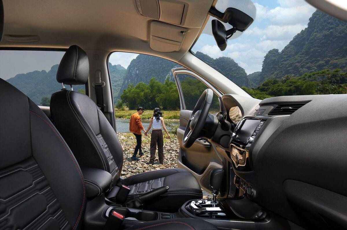 Khoang lái hiện đại với màn hình giải trí lớn của Nissan Navara 2022