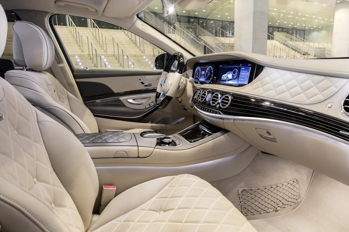 Khoang lái Mercedes S450 với vô lăng bọc da Nappa và màn hình lớn