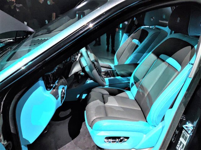 Khoang lái Rolls-Royce Ghost Black Badge 2025 với táp lô ánh sao và vật liệu cao cấp.