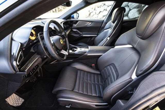 Khoang nội thất Ferrari Purosangue 2025, tập trung vào thiết kế màn hình kép cho người lái và hành khách, vô lăng thể thao bọc da.
