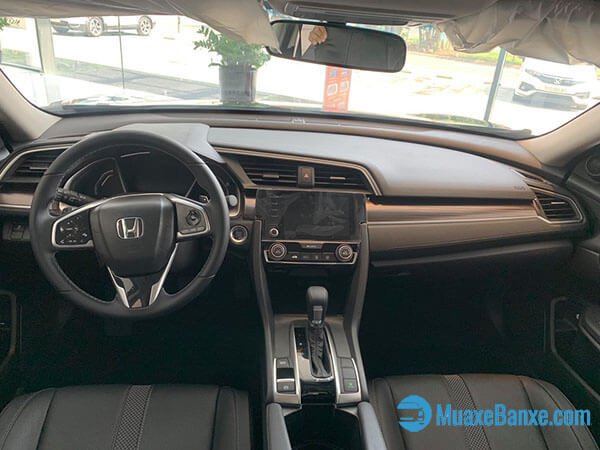Khoang nội thất Honda Civic 2019 với bảng điều khiển trung tâm và màn hình cảm ứng
