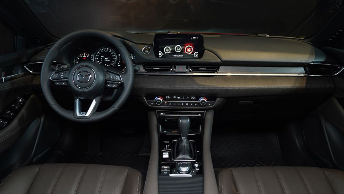 Khoang nội thất Mazda 6 2021 với ghế da cao cấp và màn hình trung tâm