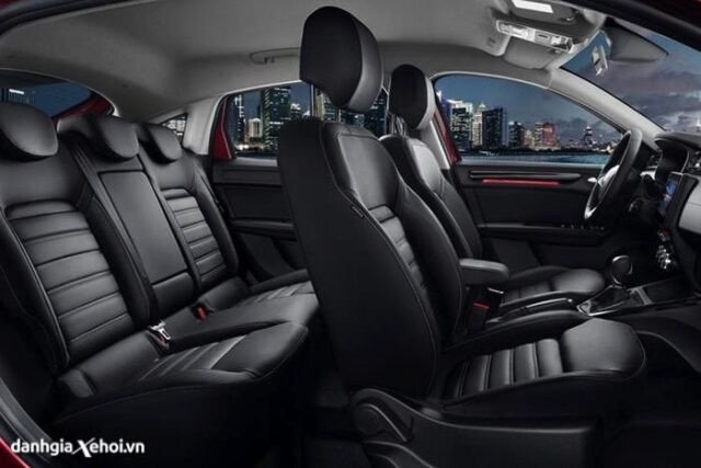 Khoang nội thất Renault Arkana với ghế ngồi bọc da kết hợp nỉ, không gian tiện nghi và bảng điều khiển trung tâm tinh tế
