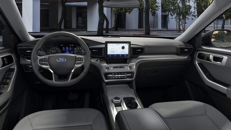 Khoang nội thất rộng rãi của Ford Explorer 2021 với bảng taplo bọc da cao cấp và màn hình trung tâm.