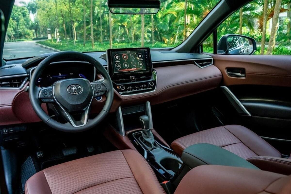 Khoang nội thất rộng rãi với ghế bọc da trên Toyota Corolla Cross 2020.
