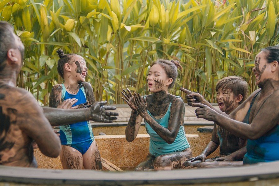 Khoảnh khắc vui vẻ khi trải nghiệm tắm bùn tại khu du lịch suối khoáng nóng Bình Châu