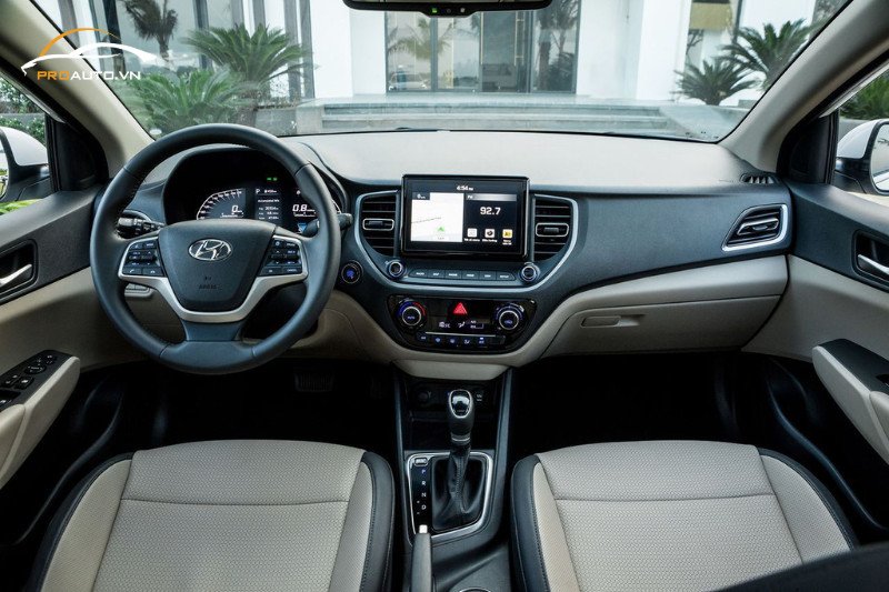 Không gian bên trong xe Hyundai Accent với tông màu nội thất hiện đại