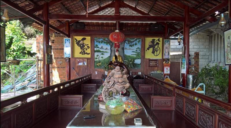 Không gian cổ kính bên trong Chùa Hang Mai trên Núi Dinh, điểm dừng chân tâm linh cho hành trình xe ô tô