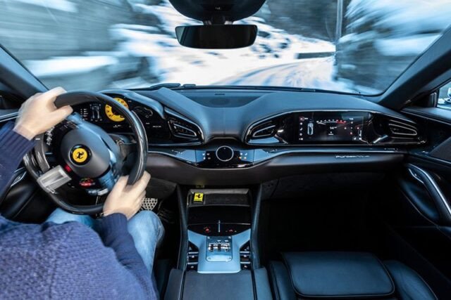 Không gian hàng ghế sau của Ferrari Purosangue 2025, thể hiện sự sang trọng và cửa sổ trời toàn cảnh, mang lại cảm giác rộng rãi.