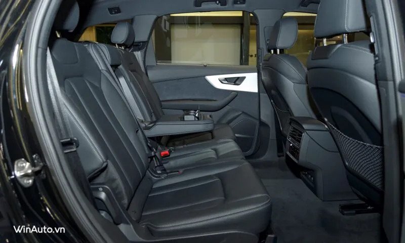 Không gian hàng ghế sau rộng rãi của Audi Q7 2024 với cửa gió riêng