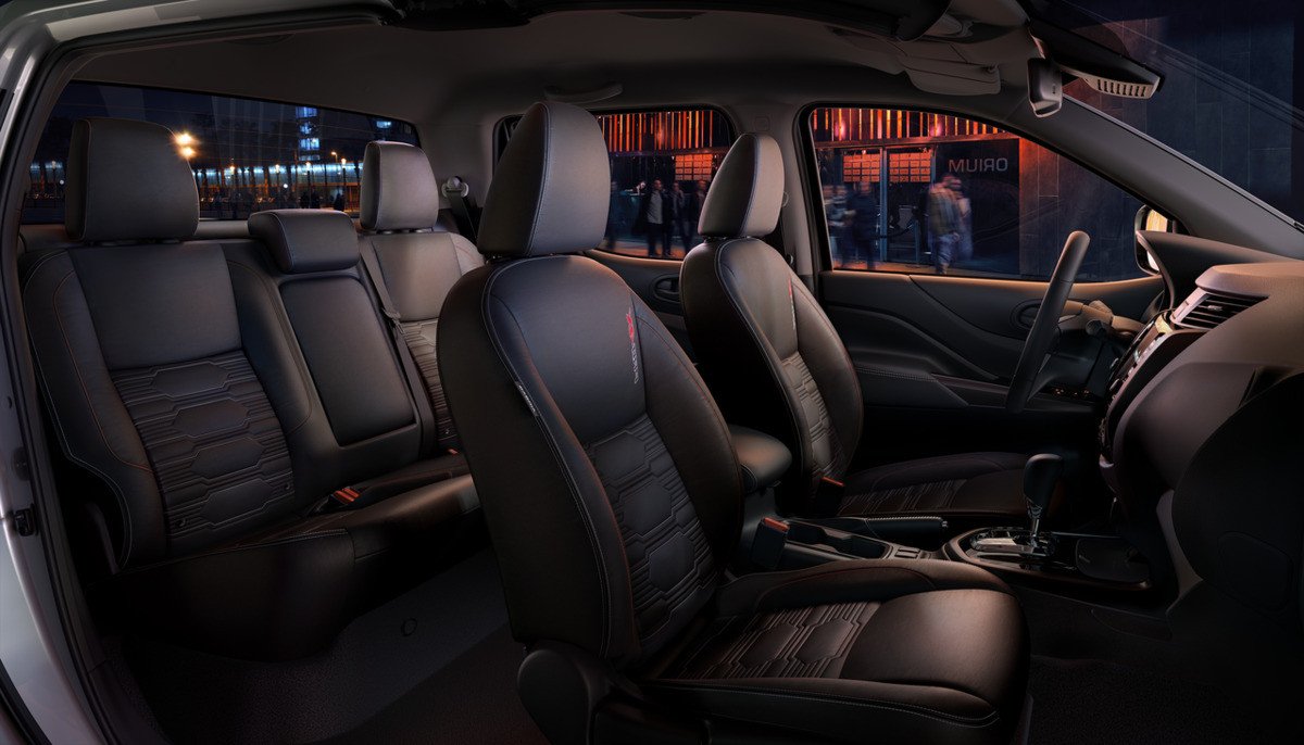 Không gian nội thất và ghế ngồi thoải mái của Nissan Navara 2022