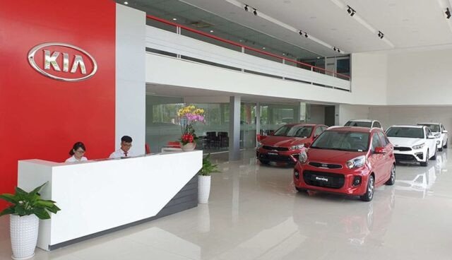 Không gian showroom trưng bày xe ô tô với nhiều mẫu mã đa dạng