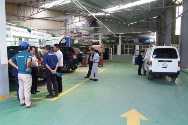 Không gian trưng bày xe và khu vực chờ khách hàng tại Suzuki Vân Đạo