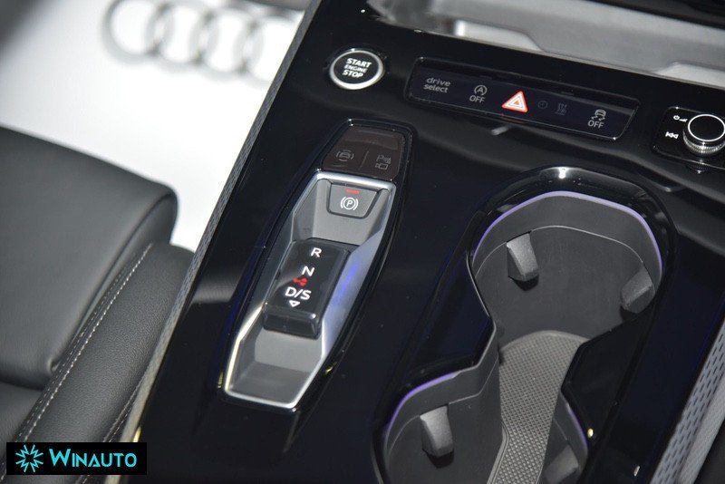 Khu vực điều khiển trung tâm và cần số trên xe Audi A5 2025