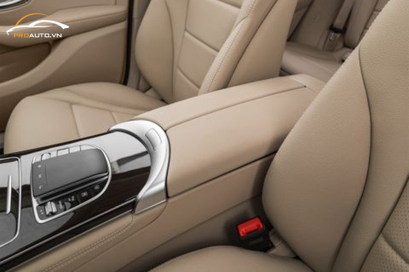 Khu vực thân con ngựa (bệ tì tay trung tâm) của Mercedes GLC 200 được bọc da