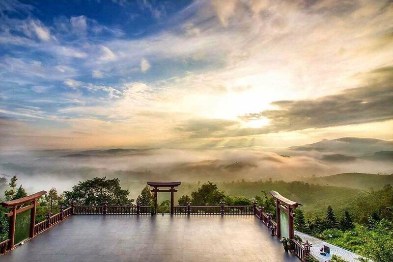 Khung cảnh tuyệt đẹp tại Cổng trời Linh Quy Pháp Ấn, điểm đến lý tưởng khi phượt Đà Lạt.