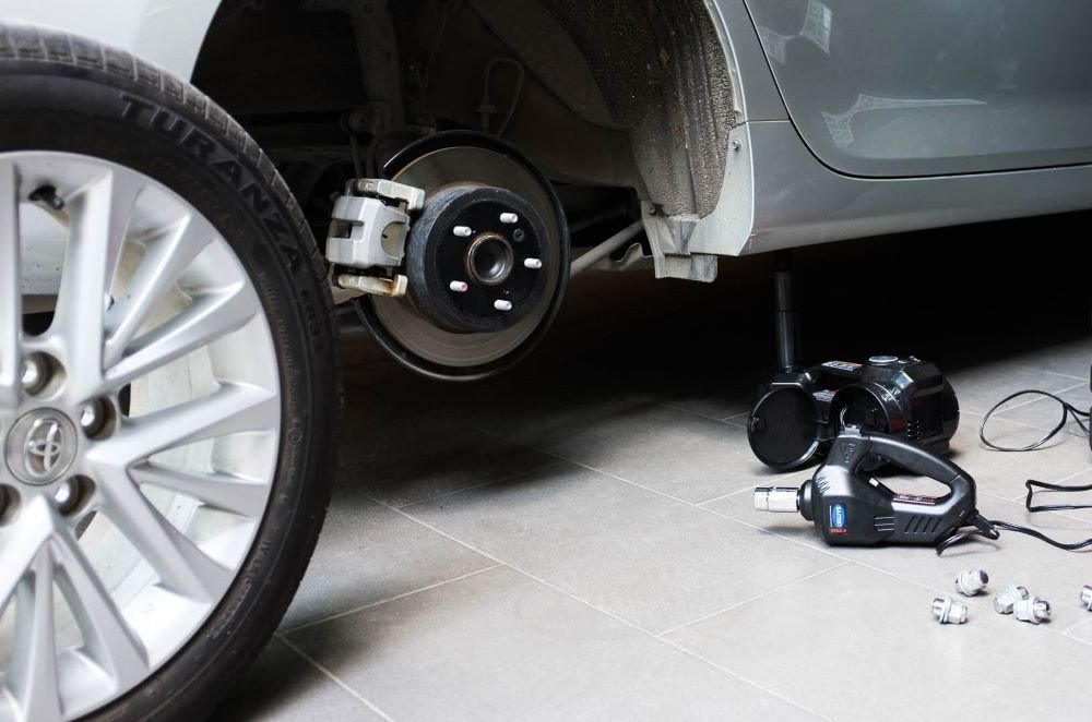 Kiểm tra áp suất và độ chắc chắn của lốp xe ô tô sau khi thay xong