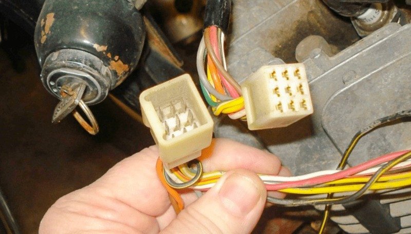 Kiểm tra dây điện đèn sau bị đứt, nguyên nhân phổ biến gây lỗi đèn hậu xe máy không sáng, trên một chiếc xe máy.